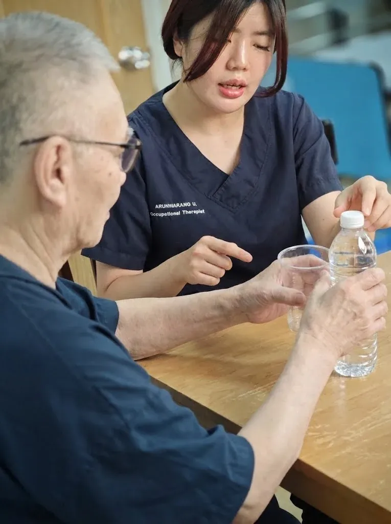 นักกิจกรรมบำบัดฝึกผู้สูงอายุหยิบจับแก้วน้ำ เพื่อฟื้นฟูกล้ามเนื้อมือหลัง Stroke