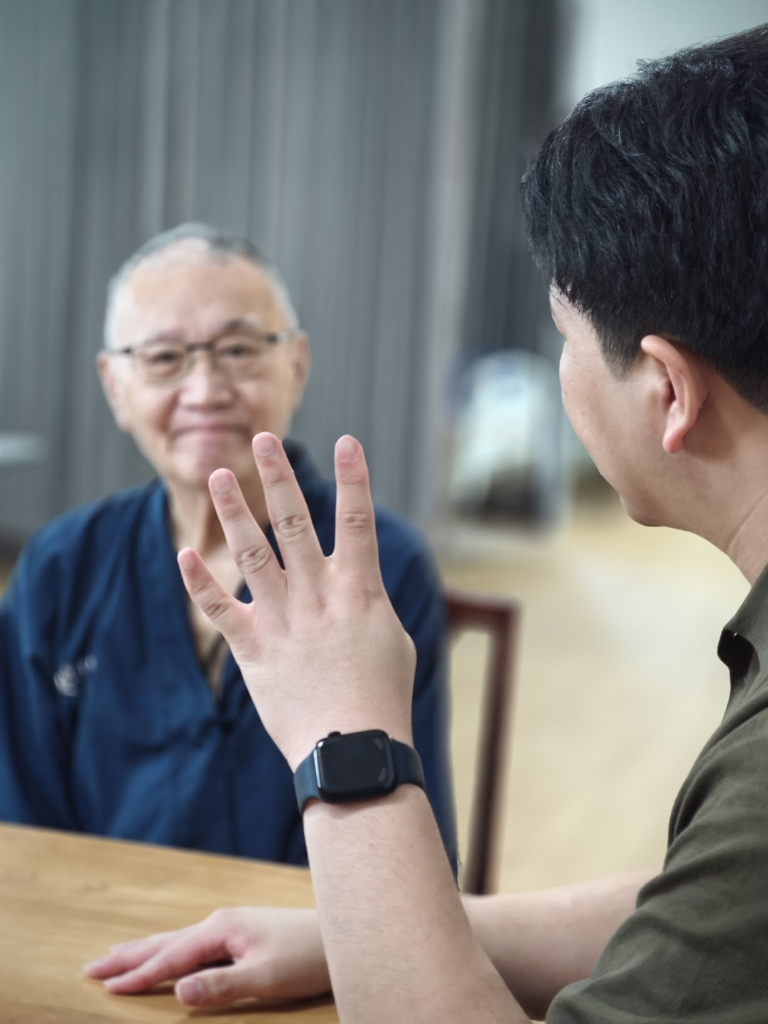 นักอรรถบำบัดฝึกผู้ป่วยพูดสื่อสาร กระตุ้นสมองหลังเกิดโรคหลอดเลือดสมอง