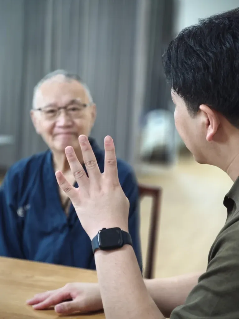 นักอรรถบำบัดฝึกผู้ป่วยพูดสื่อสาร กระตุ้นสมองหลังเกิดโรคหลอดเลือดสมอง